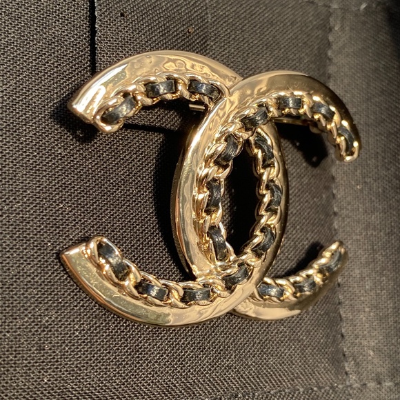CHANEL 2022P GOLDEN TONE CC LOGO BLACK LEATHER CHAIN BROOCH PIN CHARM - Picture 3 of 15